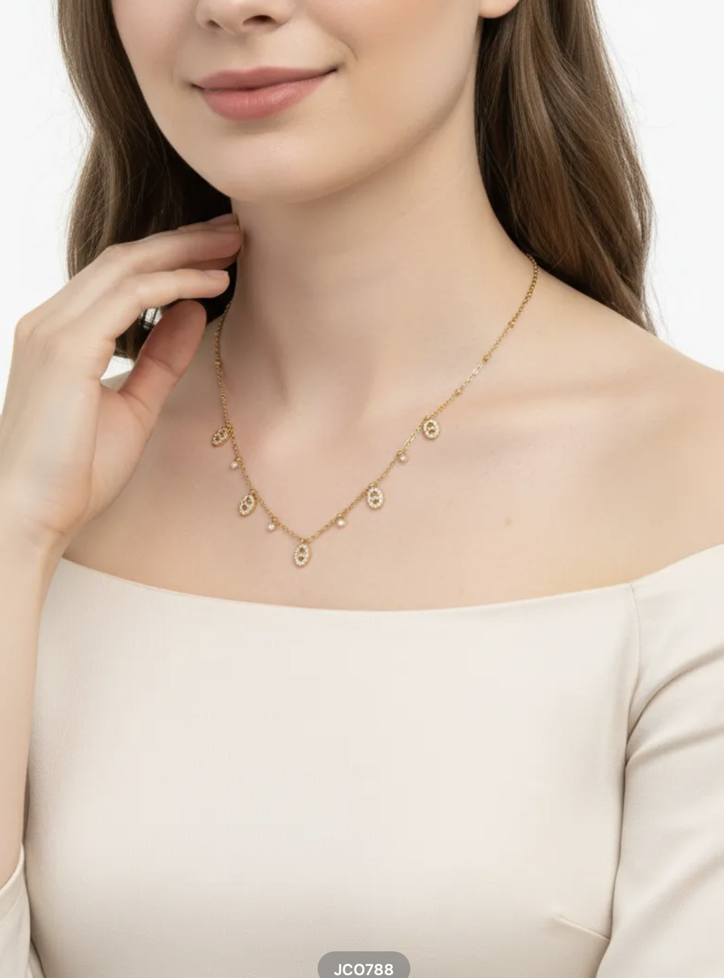 Collier Venezia : Cinq petites breloques ovales brillantes et détails ronds suspendus