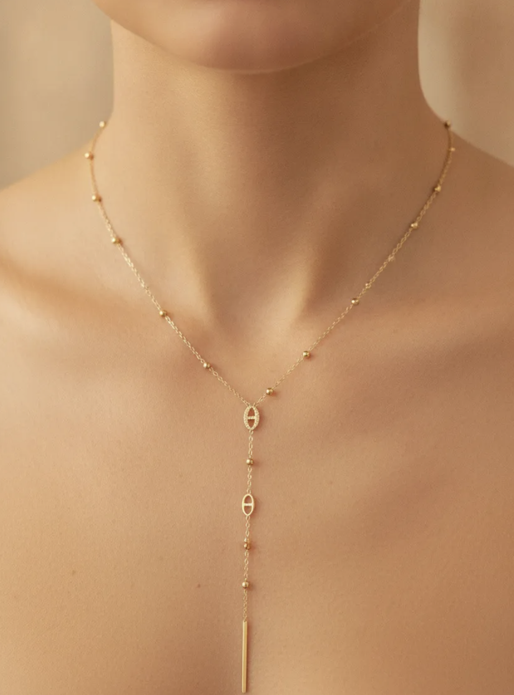 Collier cravate Torino : Ligne en Y, petites billes, motifs ovales ajourés et barre fine terminale
