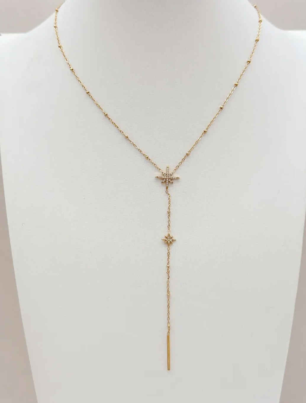 Collier cravate Stella : Forme cravate, deux motifs étoilés brillants et barre fine terminale