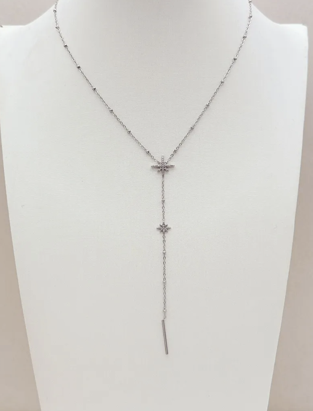 Collier cravate Stella : Forme cravate, deux motifs étoilés brillants et barre fine terminale