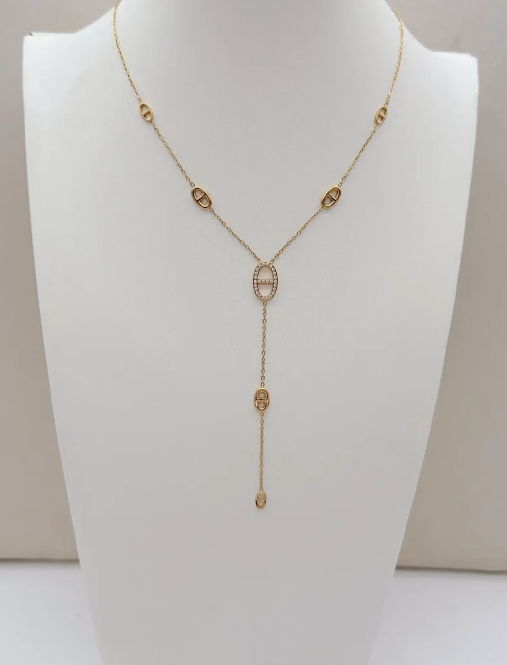 Collier cravate Como : Motifs ovales ajourés, centre brillant et chaîne pendante à deux ovales