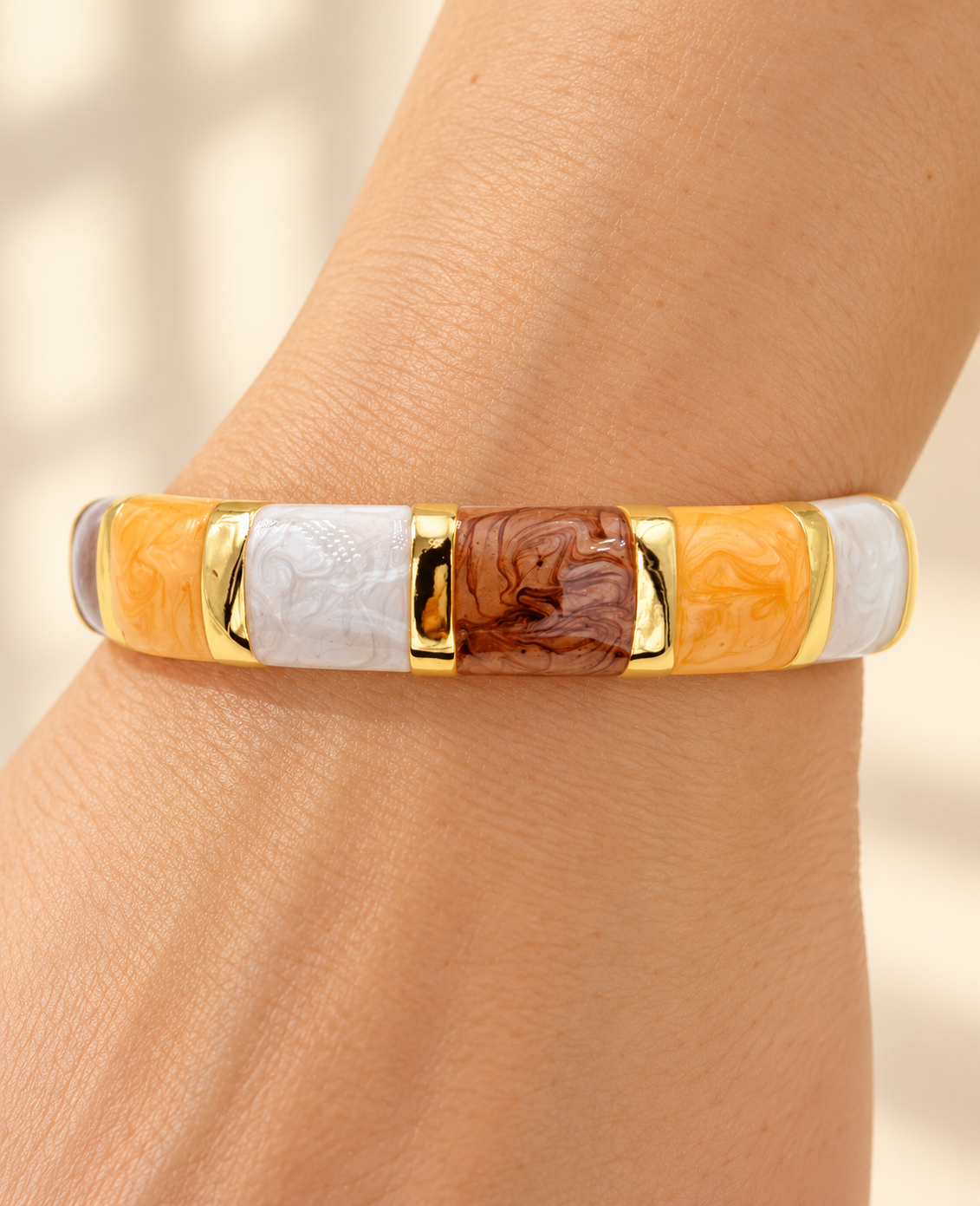 Jonc Siam marron multicolore au poignet, illustration