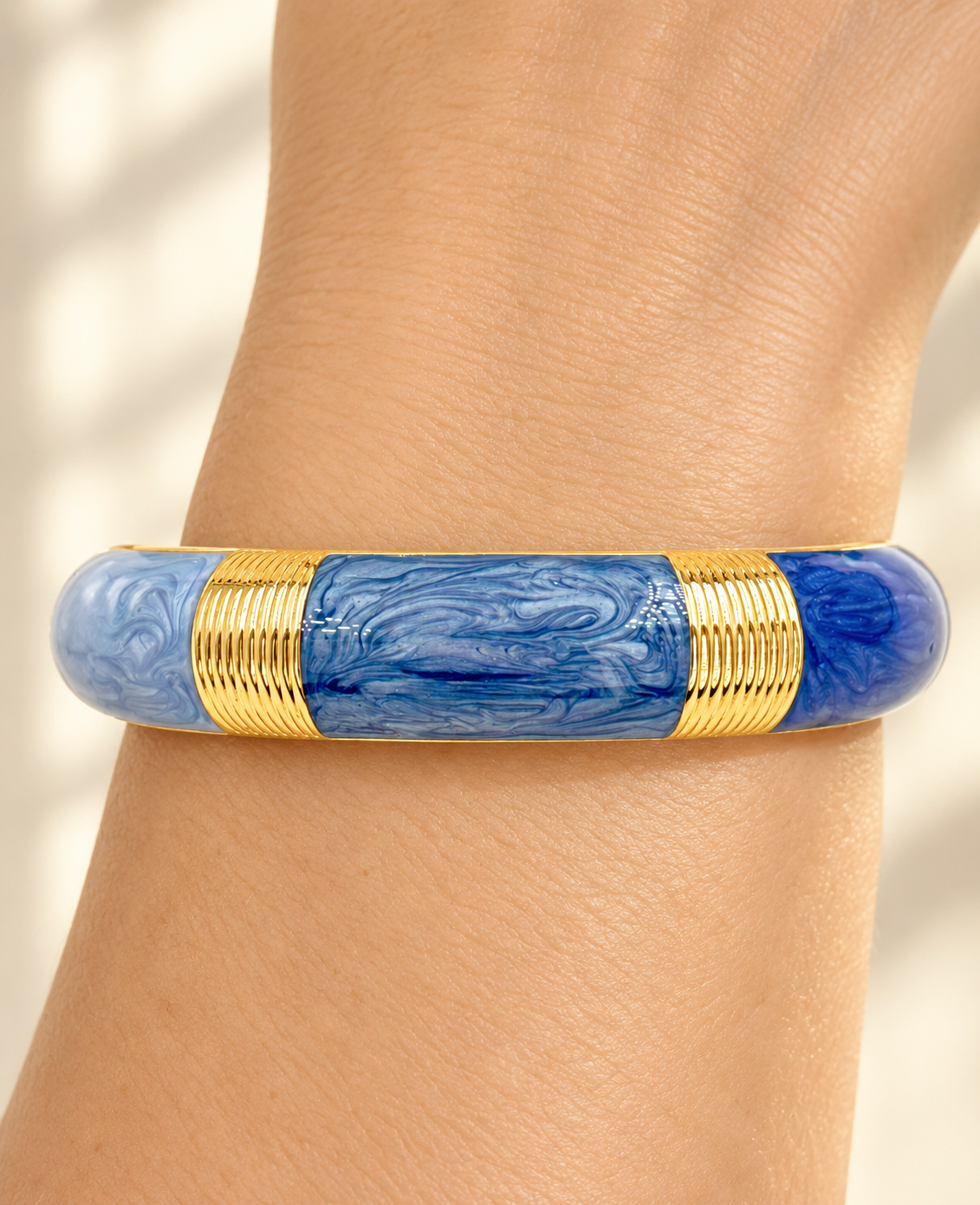 Jonc Lotus bleu au poignet, illustration