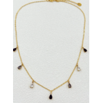 Collier Amalfi : petits ornements facettés en forme de goutte, espacés sur la chaîne