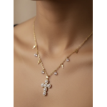 Collier Lucia : Pendentif en croix brillant, petites croix et ornements ronds clairs