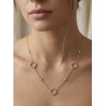 Collier Arezzo : Trois motifs ajourés à quatre pétales et petits détails ronds brillants