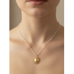 Collier Sole : Pendentif soleil de couleur dorée et petites perles blanches