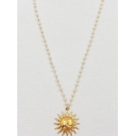 Collier Sole : Pendentif soleil de couleur dorée et petites perles blanches