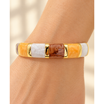 Jonc Siam marron multicolore au poignet, illustration