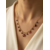 Collier Ravello : Ornements facettés ronds, carrés et en goutte, accompagnés de petites perles