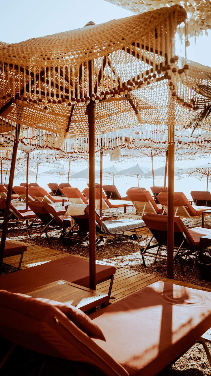 Espace détente confortable en bord de plage avec chaises longues et parasols, parfait pour se détendre
