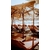 Espace détente confortable en bord de plage avec chaises longues et parasols, parfait pour se détendre