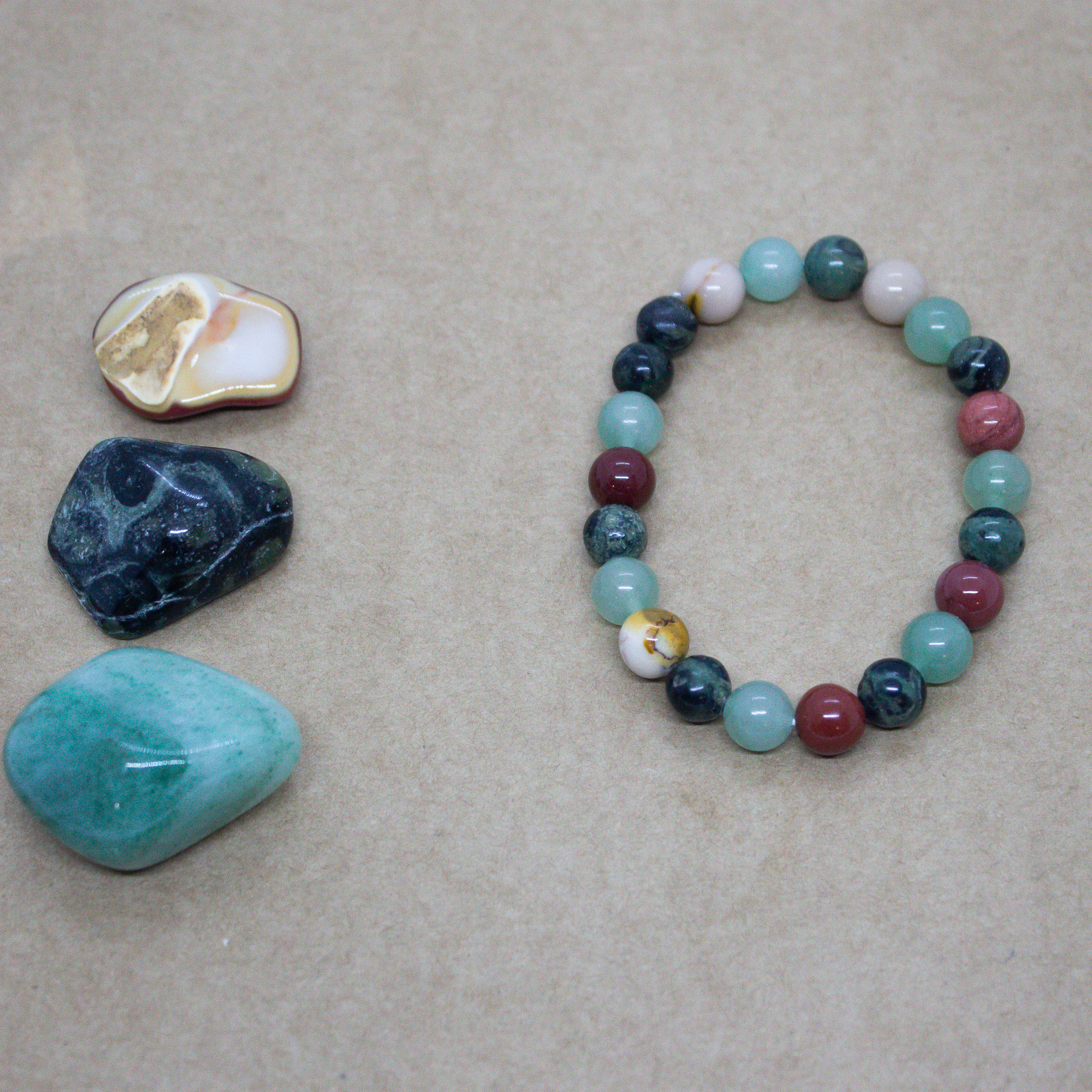 photo-teora-merignac-bracelet-creation-relationnel-coeur-amour-rencontre-renouveau-couple-2-jaspe-mookaite-kambaba-amazonite-lithotherapie