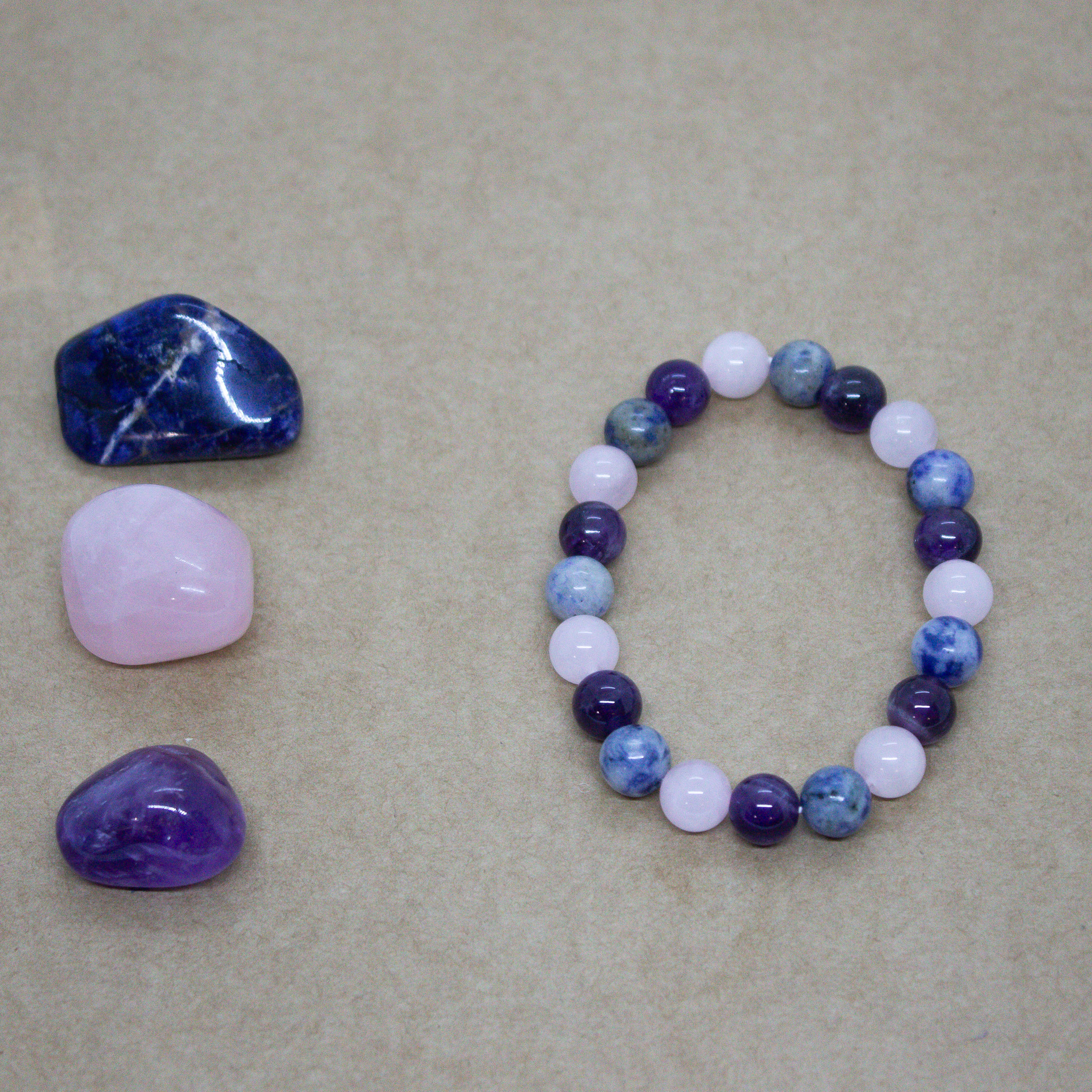 photo-teora-merignac-bracelet-creation-developpement-personnel-sommeil-2-sodalite-quartz-rose-amethyste-energies-chakras-lithotherapie