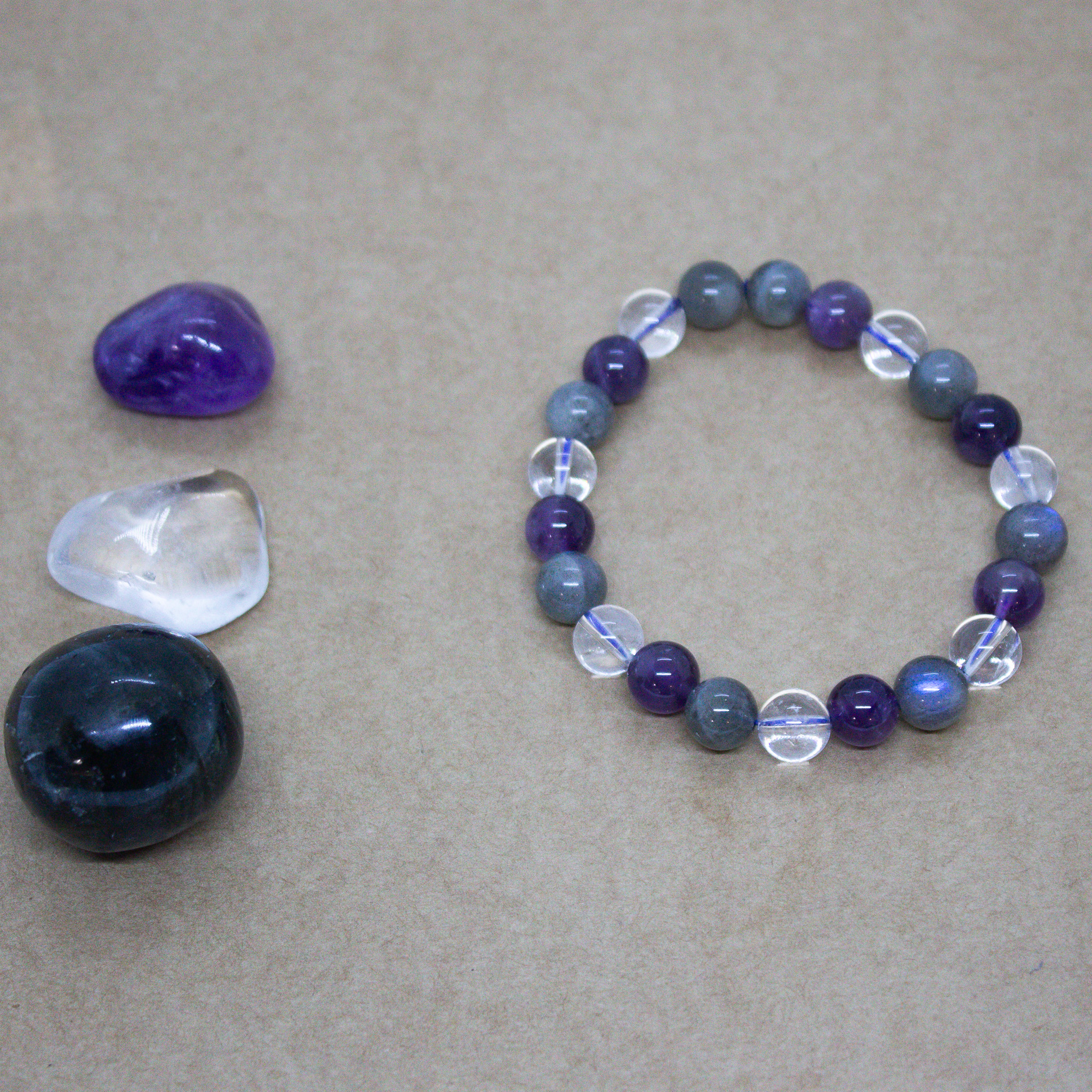 photo-teora-merignac-bracelet-developpement-personnel-protection-medium-voyance-1-amethyste-cristal-de-roche-labradorite-lithotherapie