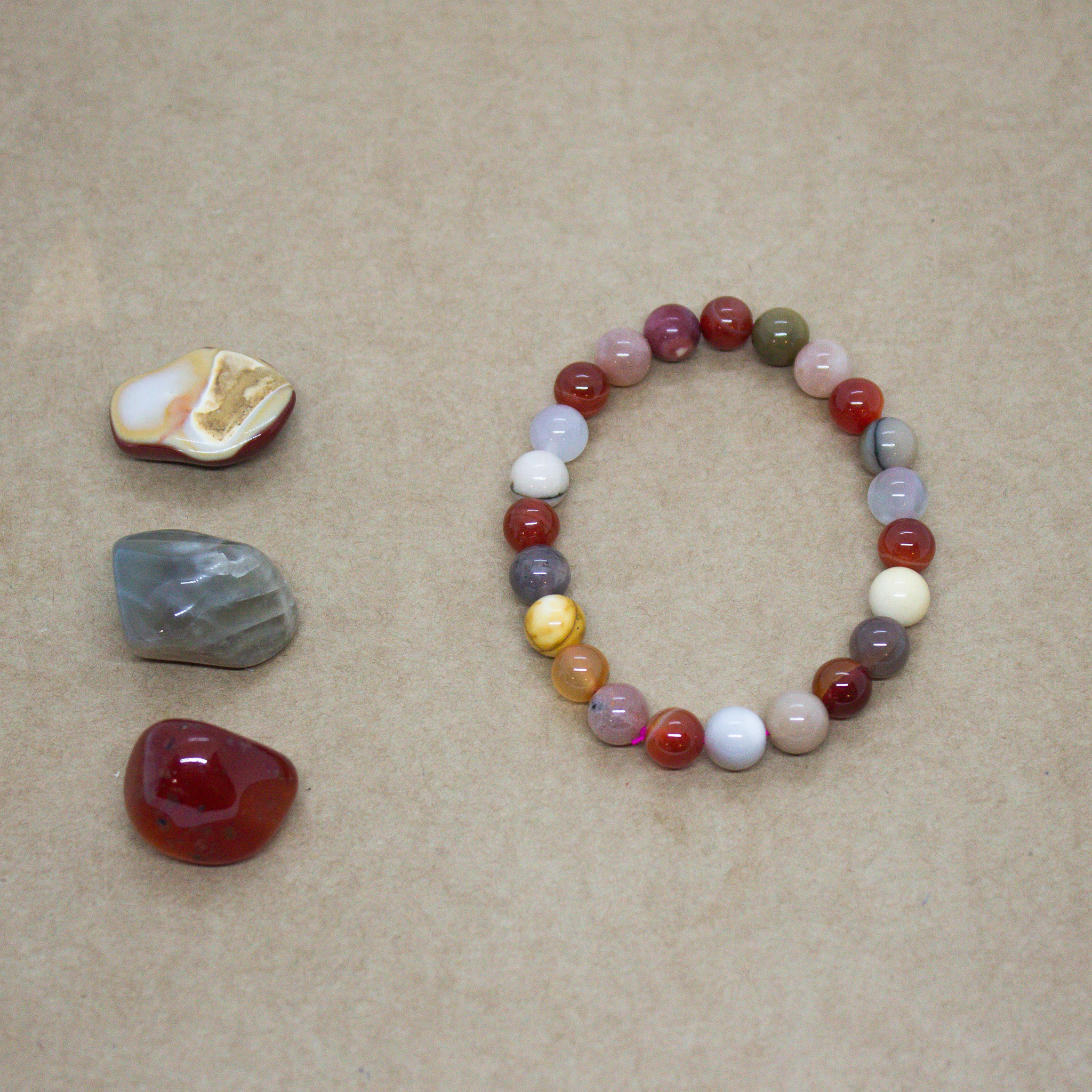 photo-teora-merignac-bracelet-creation-energies-chakras-sacré-ventre-1-jaspe-mookaite-polychrome-pierre-de-lune-mixte-cornaline-agate-rouge-lithotherapie