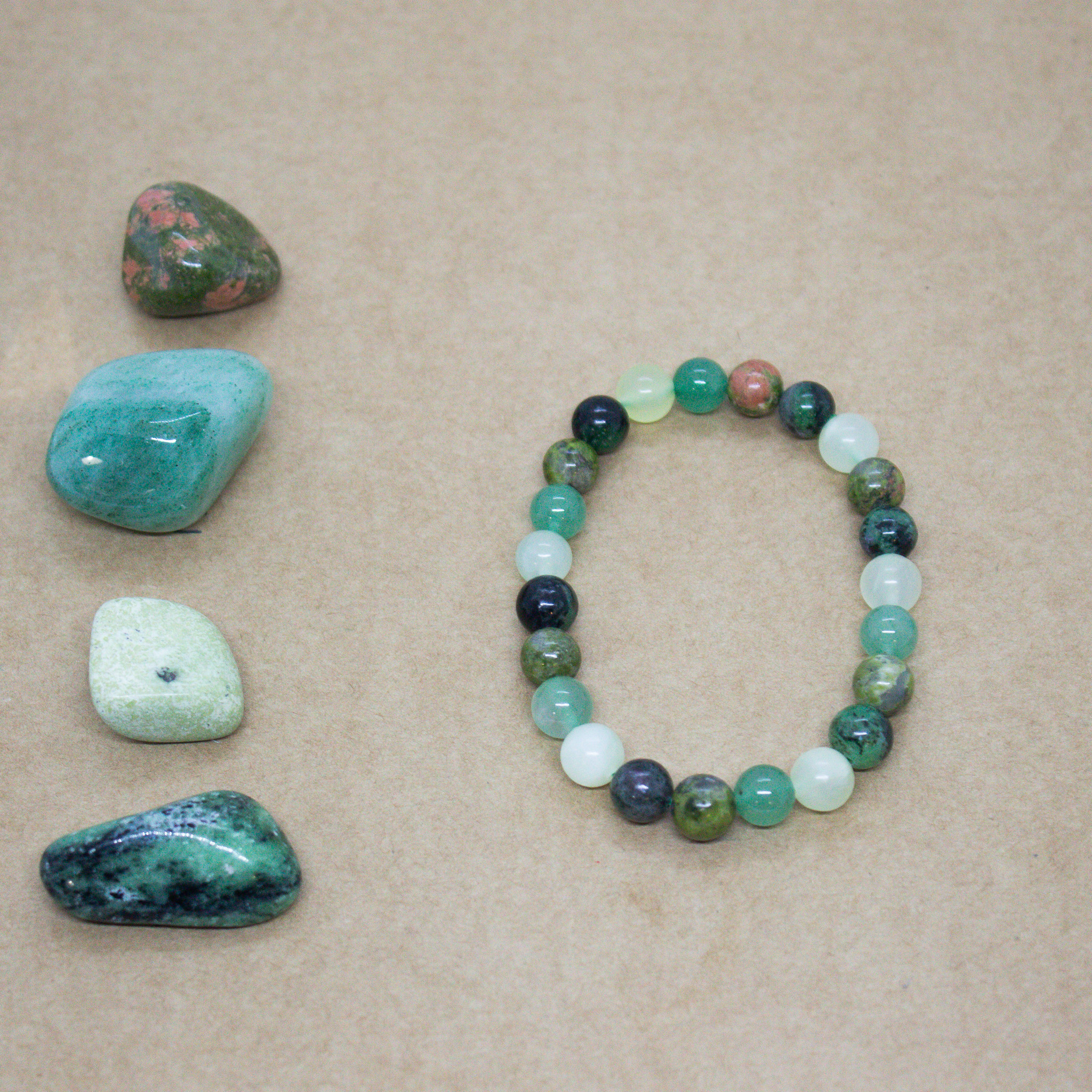 photo-teora-merignac-bracelet-creation-energies-chakras-du-coeur-1-unakite-aventurine-verte-jade-jedeite-rubis-sur-zoisite-lithotherapie