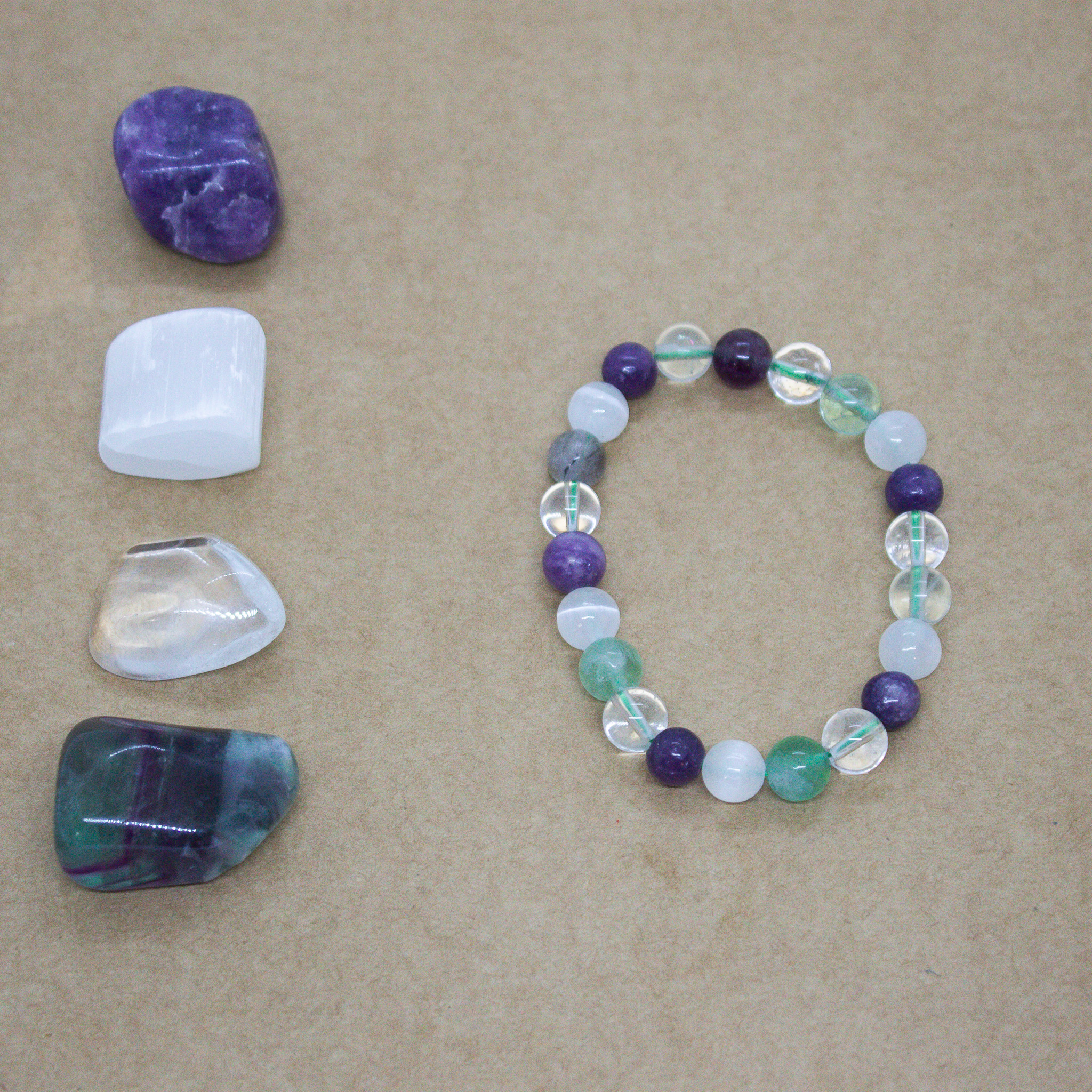 photo-teora-merignac-bracelet-creation-energies-chakras-couronne-coronal-1-lepidolite-selenite-blanche-cristal-de-roche-fluorite-arc-en-ciel-lithotherapie
