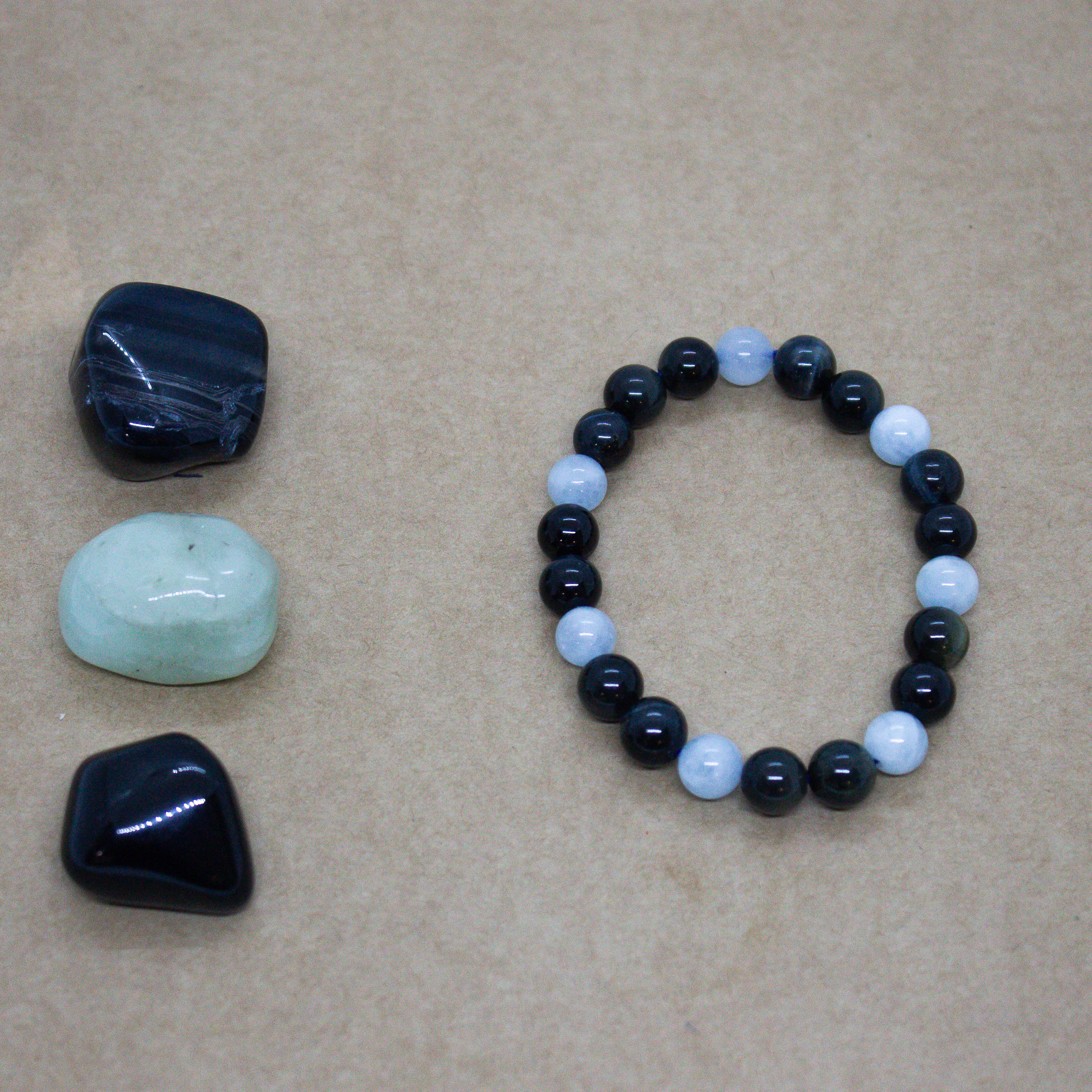 photo-teora-merignac-bracelet-creation-astro-zodiaque-verseau-1-oeil-de-faucon-oeil-de-tigre-bleu-naturel-aigue-marine-obsidienne-arc-en-ciel-oeil-celeste-energies-lithotherapie