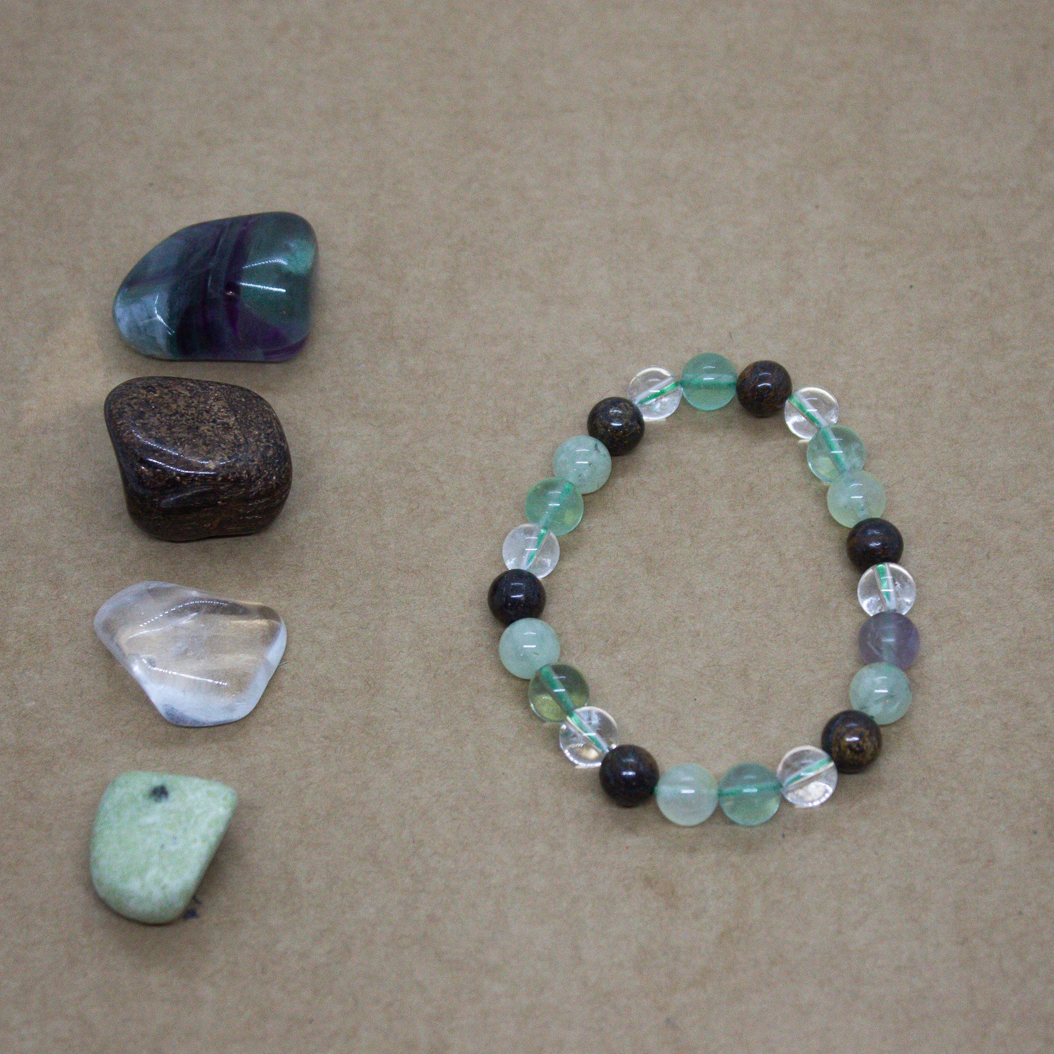photo-teora-merignac-bracelet-creation-astro-zodiaque-capricorne-1-fluorite-arc-en-ciel-bronzite-cristal-de-roche-aventurine-verte-energie-lithotherapie