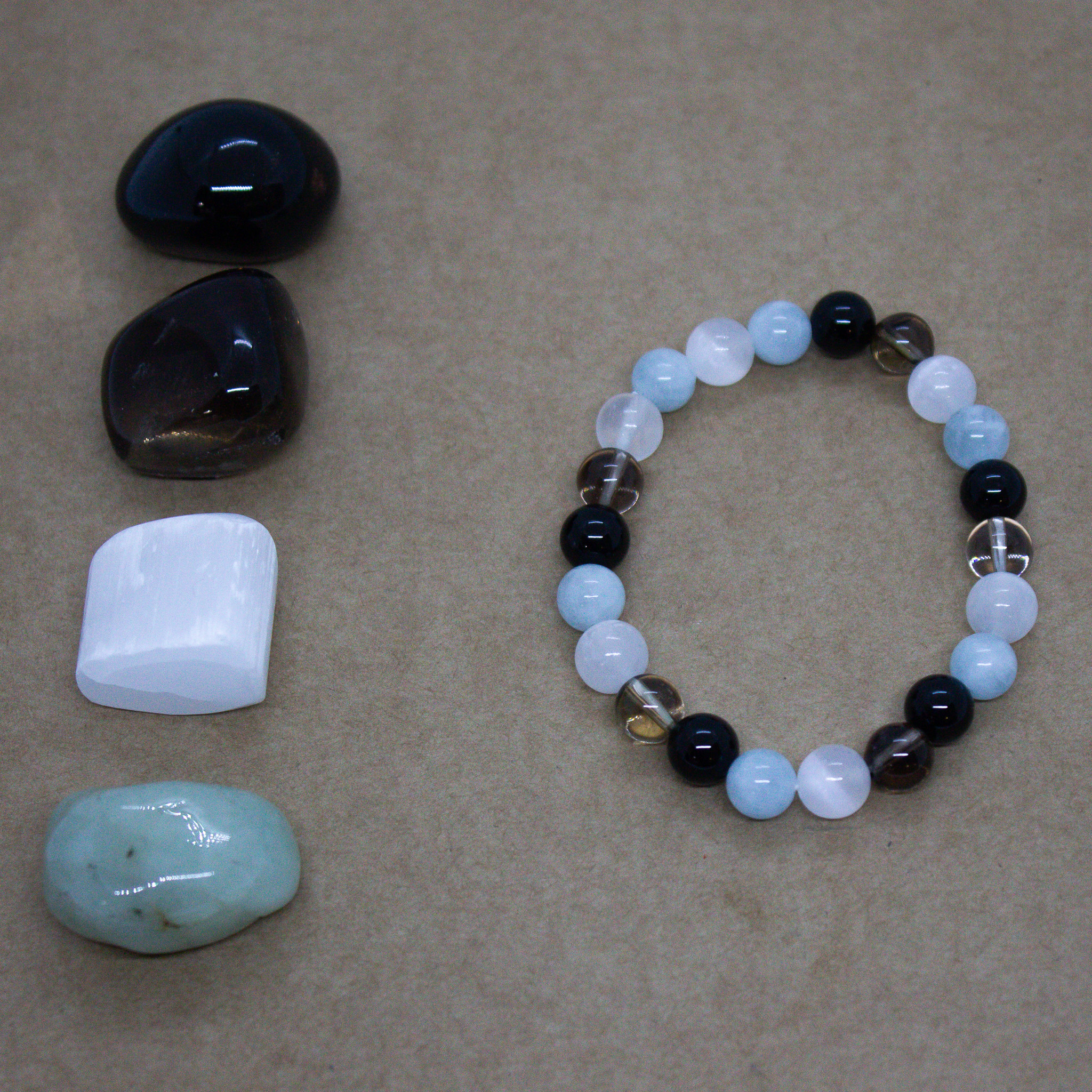 photo-teora-merignac-creation-bracelet-astro-zodiaque-balance-obsidienne-quartz-fumé-selenite-aigue-marine-energies-lithotherapie