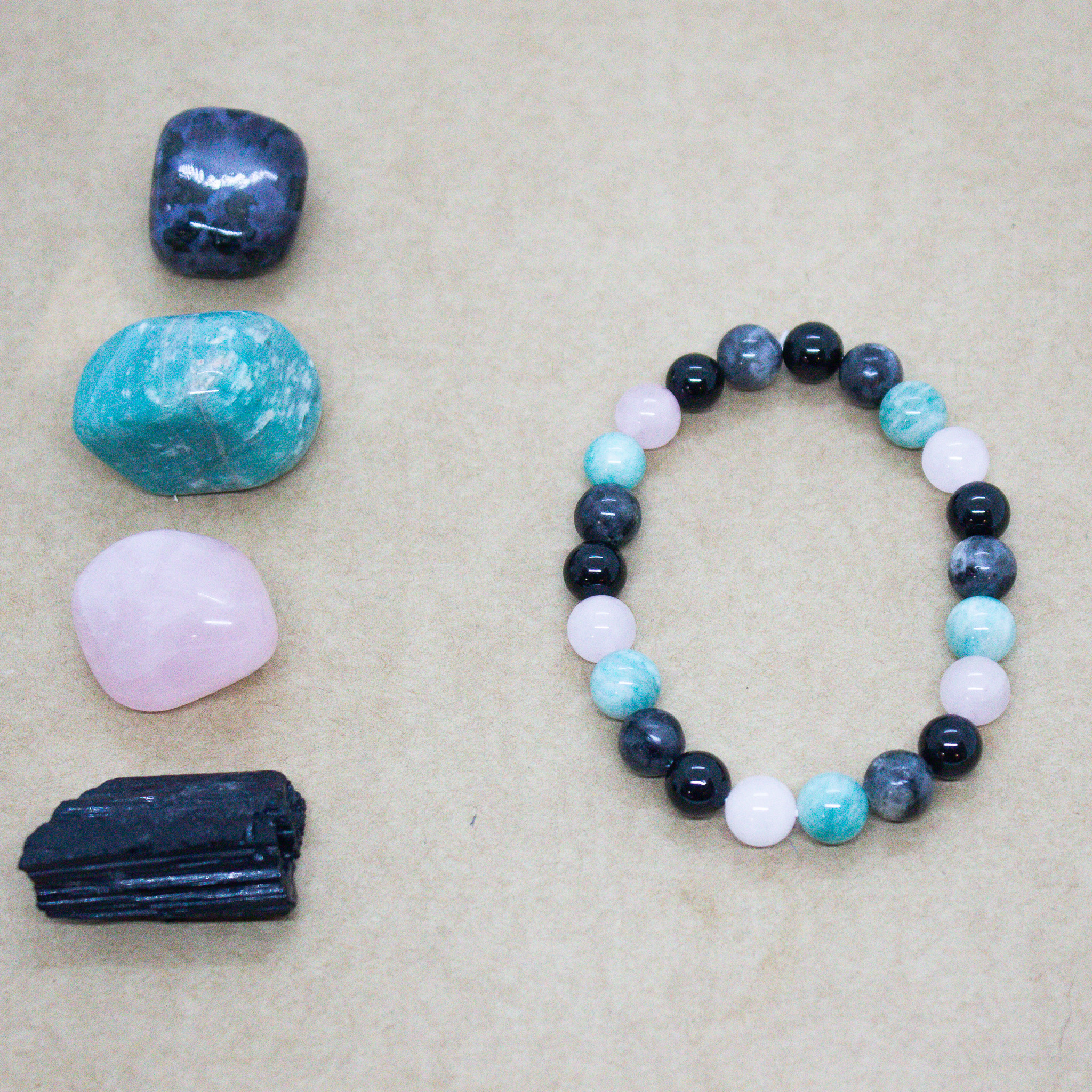 photo-teora-merignac-bracelet-creation-astro-zodiaque-cancer-1-sodalite-amazonite-quartz-rose-tourmaline-noire-energie-lithotherapie