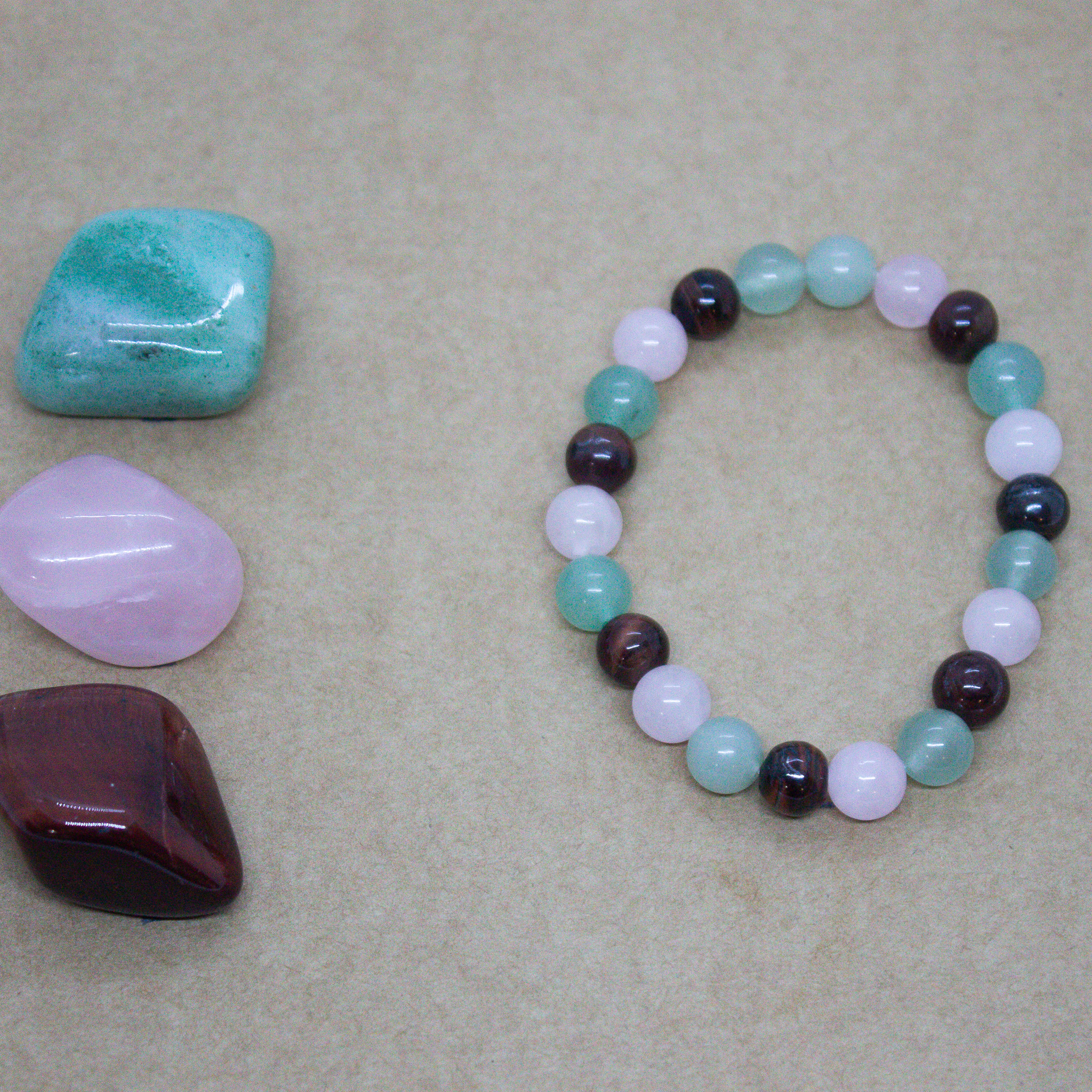photo-teora-merignac-bracelet-creation-astro-zodiaque-taureau-1-aventurine-verte-quartz-rose-oeil-de-taureau-oeil-de-tigre-rouge-naturel-energies-lithotherapie