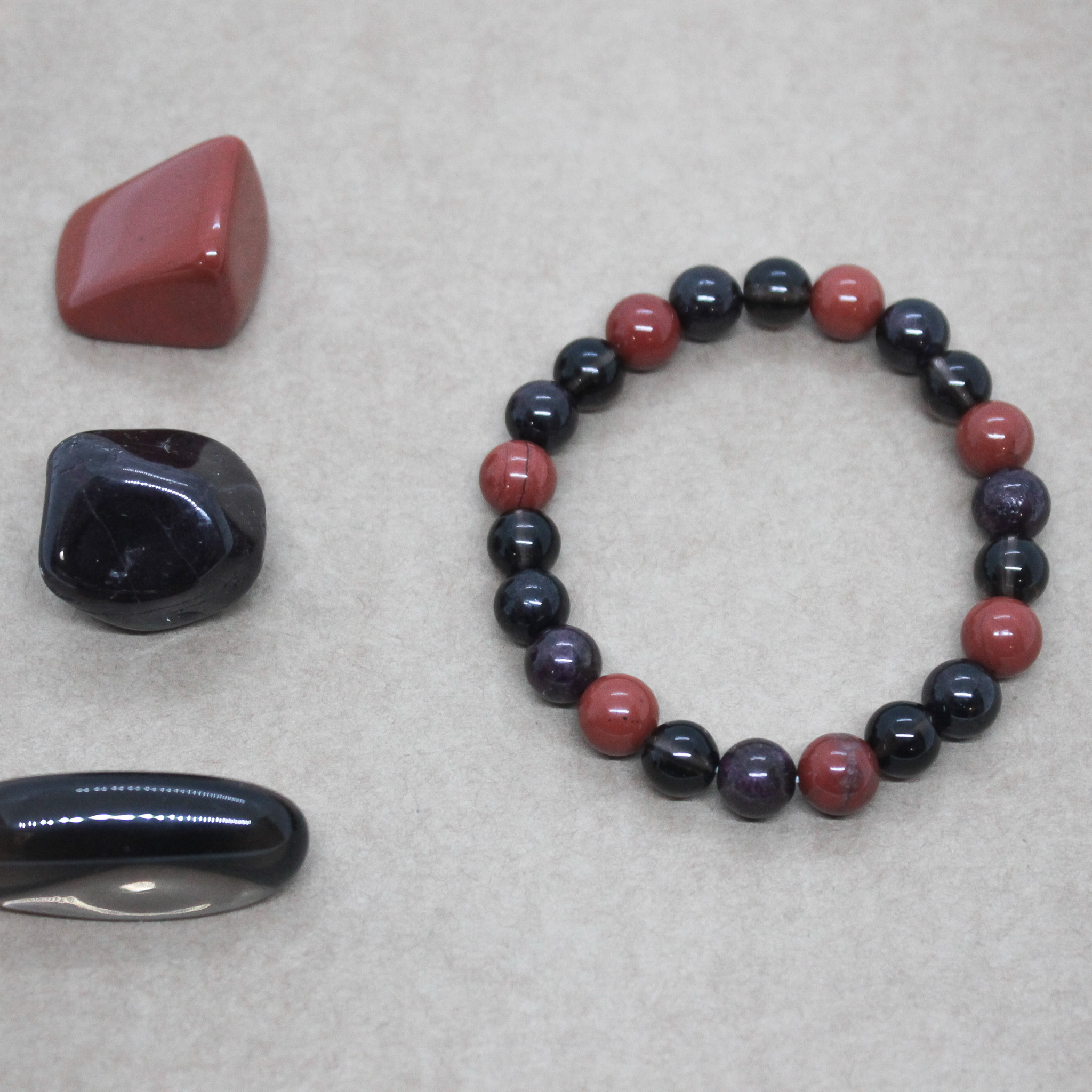 photo-teora-merignac-bracelet-creation-astro-belier-1-jaspe-rouge-grenat-quartz-fumé