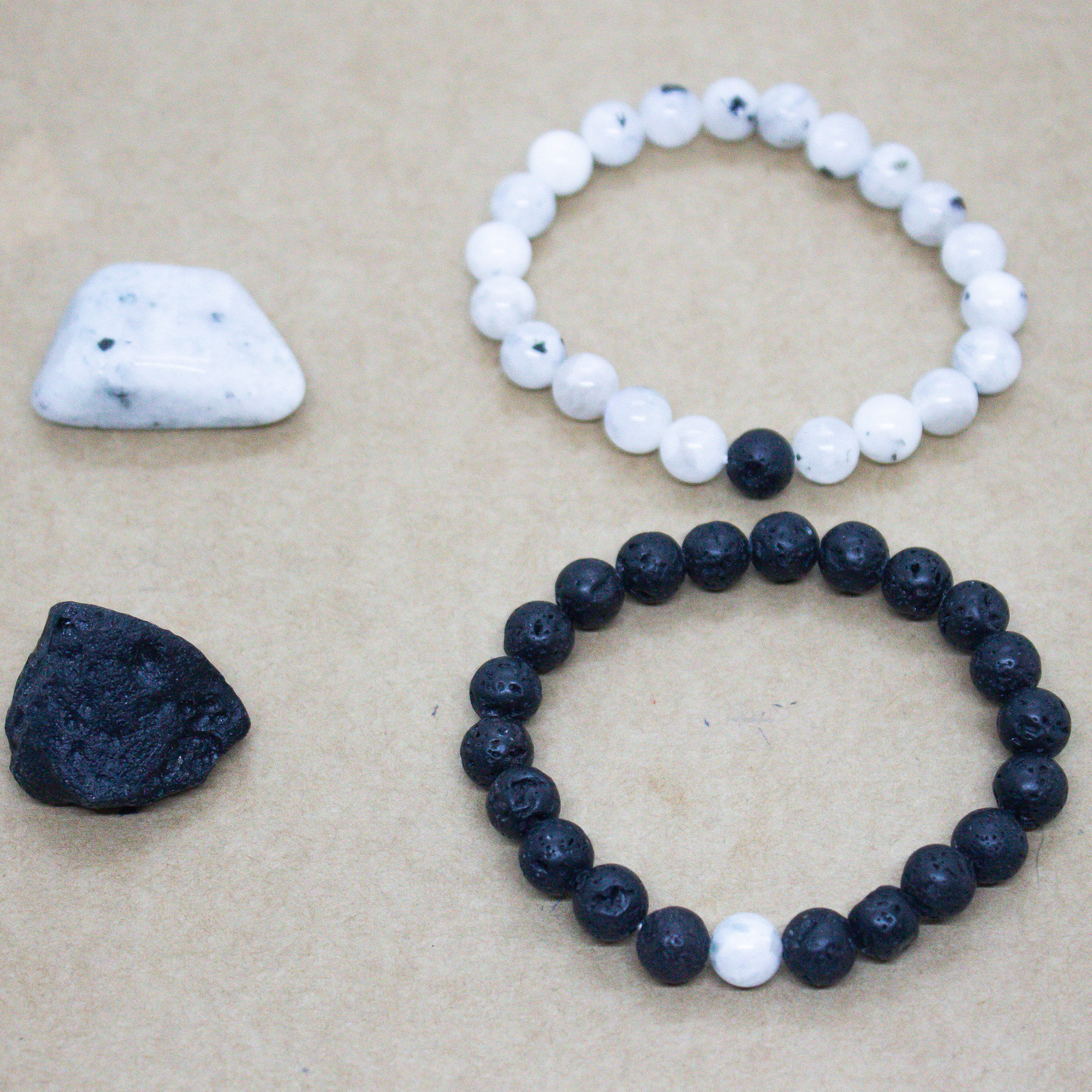 photo-teora-merignac-bracelet-creation-couple-sacré-mixte-yin-yang-harmonie-amour-2-peristerite-labradorite-pierre-de-lune-blanche-pierre-de-lave-lithotherapie