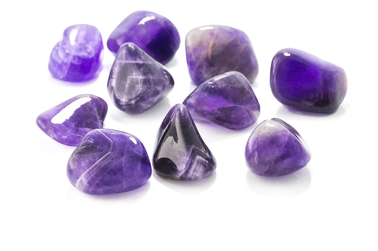 amethyste-pierre-roulée-origine-afrique-du-sud-energies-chakras-lithotherapie-teora-intuition-sommeil-apaisement