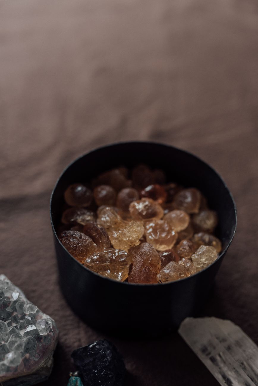 Un Récipient Rond Noir Avec Des Bonbons