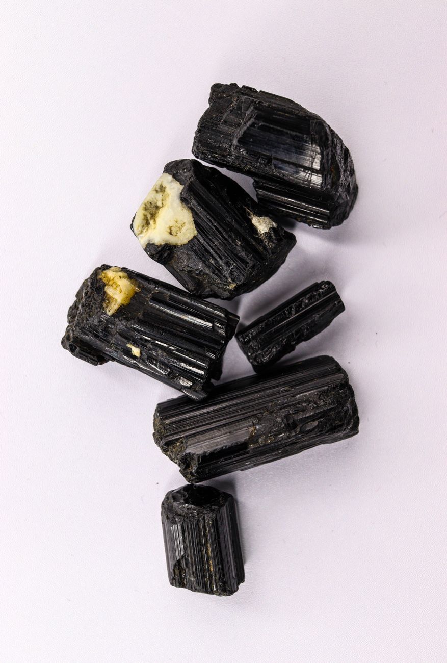 Image haute résolution de pierres minérales de tourmaline noire brute sur fond blanc
