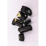 Image haute résolution de pierres minérales de tourmaline noire brute sur fond blanc