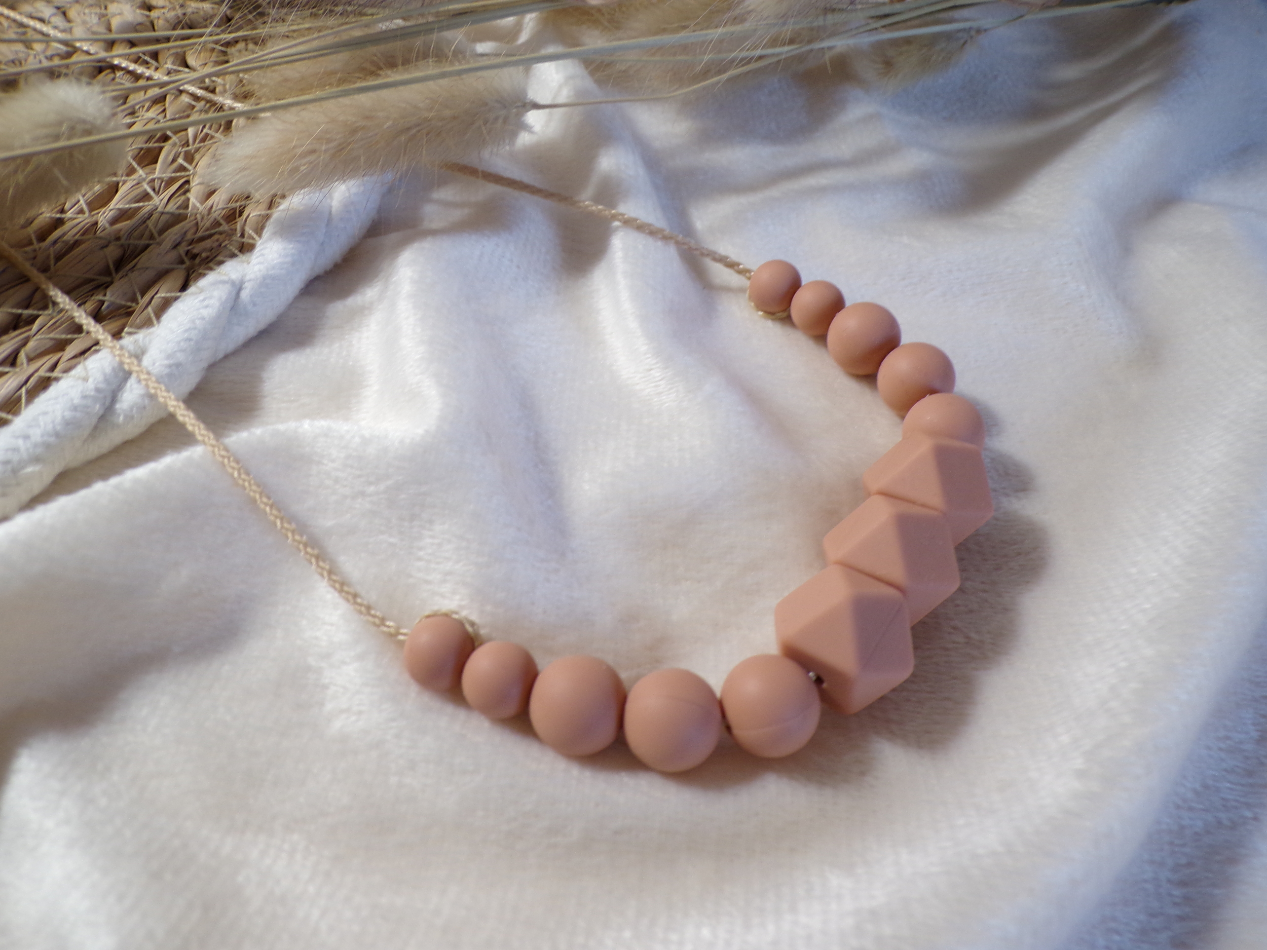 Collier femme silicone - Collier allaitement portage silicone - Galet sable rose