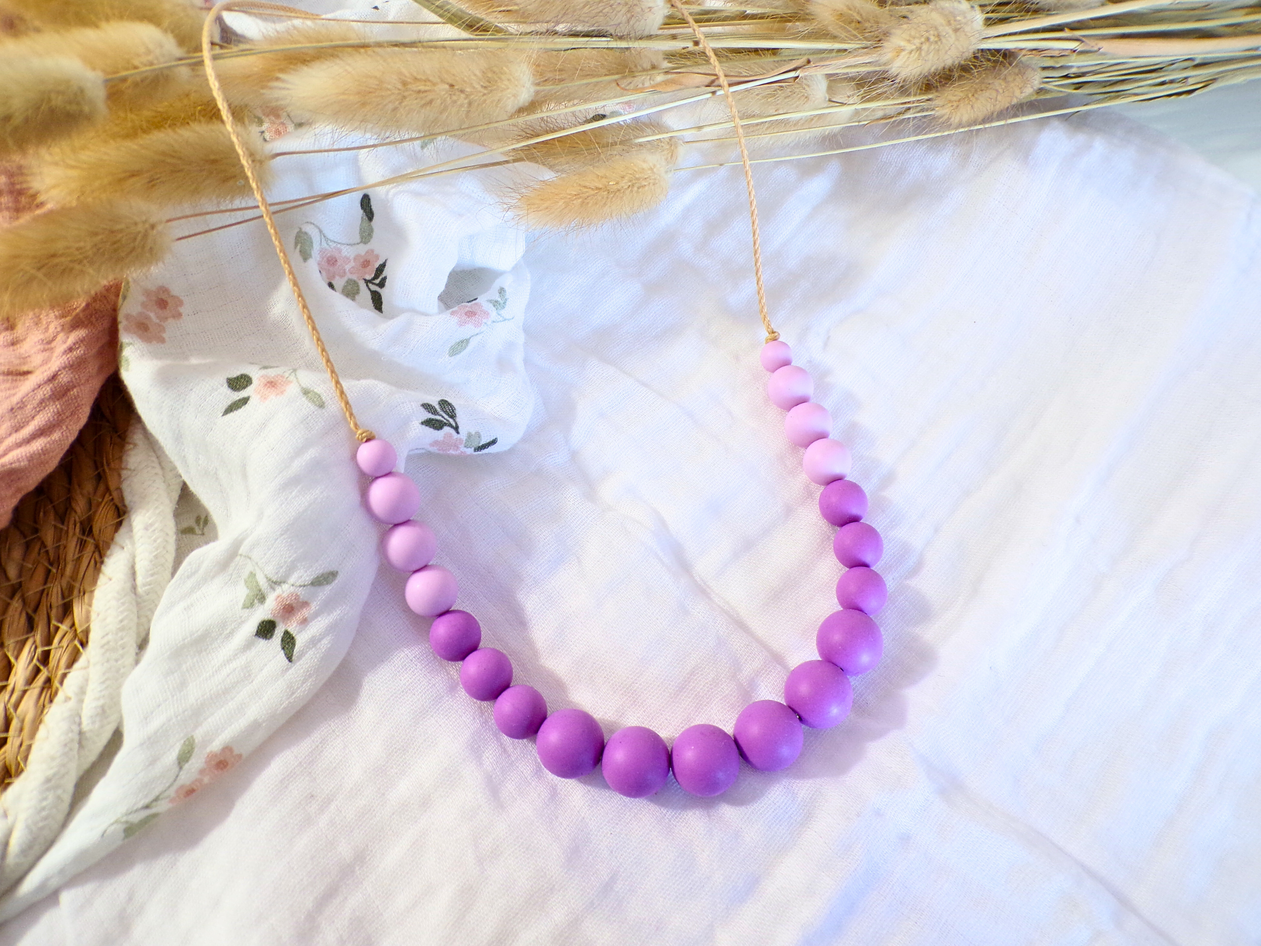 collier dallaitement silicone orchidée bijou sensoriel bébé