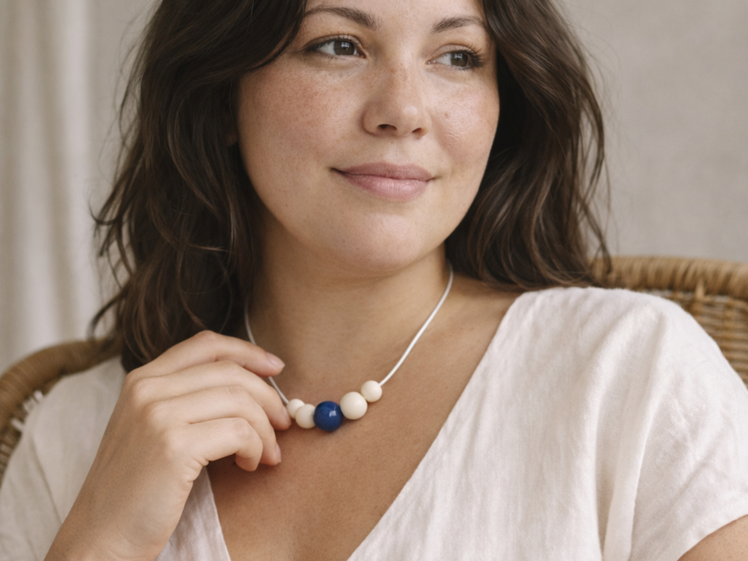 Collier femme silicone Perle émotion bleu porté | Majolieperle