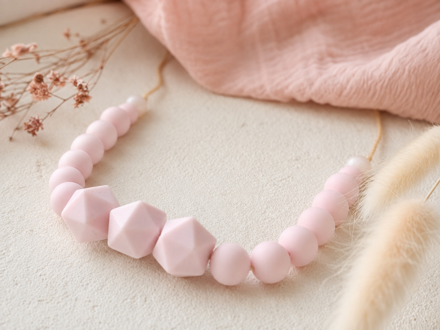 Collier femme silicone rose poudrée perle hexagonales