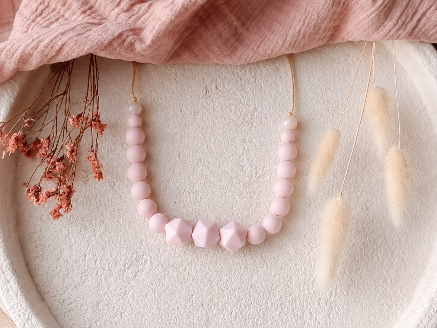 Collier femme silicone rose poudrée perle mise en scène