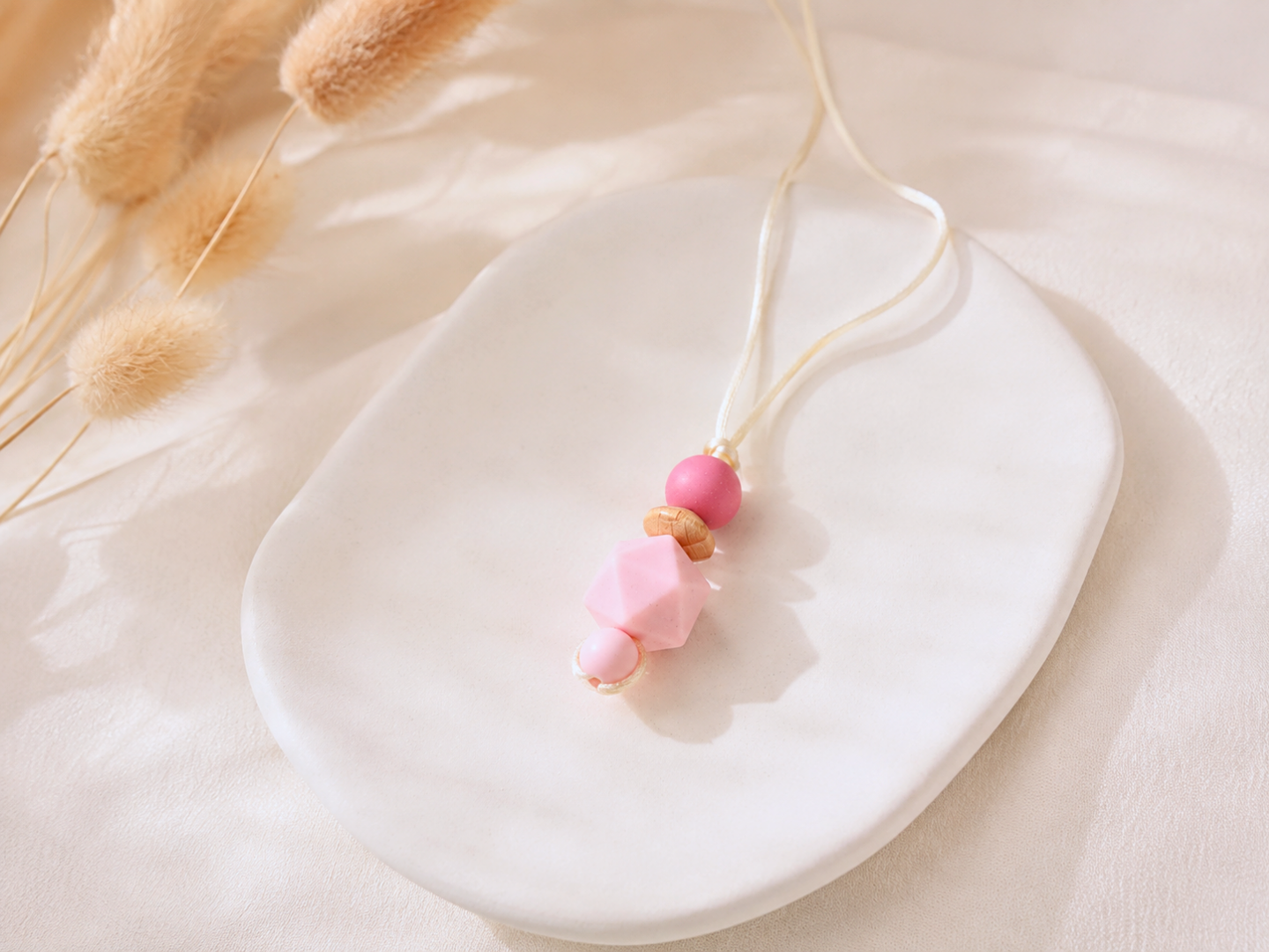 Collier femme silicone et bois Léonie mise en scène