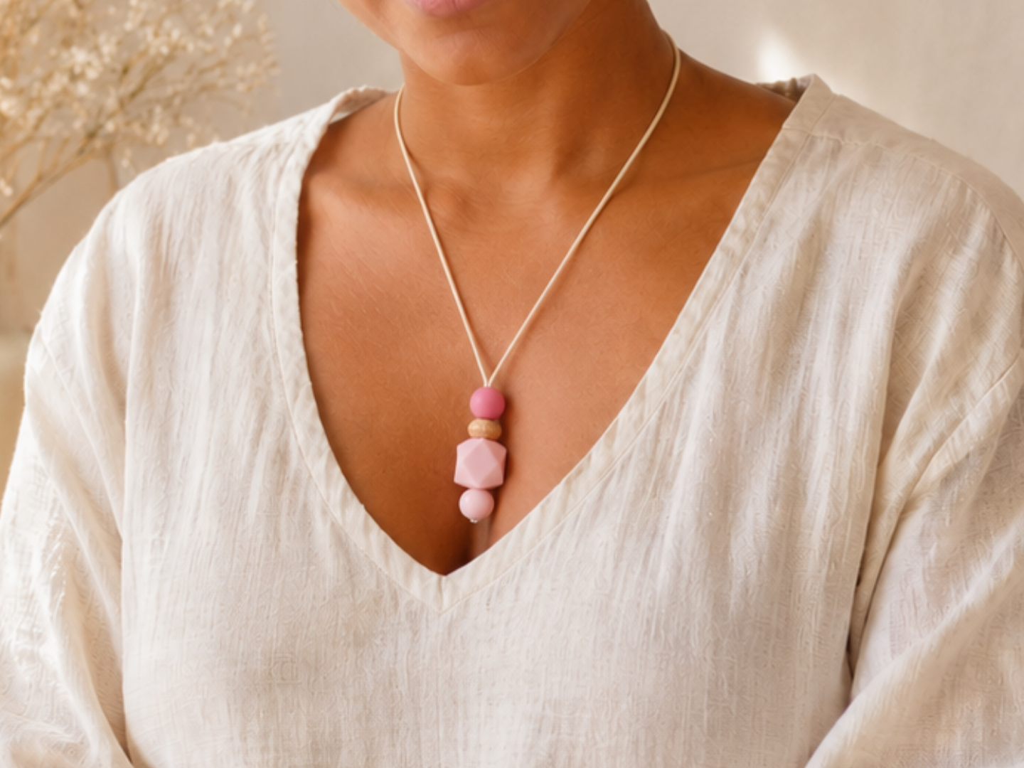 Collier bois et silicone élégant Léonie Rose porté
