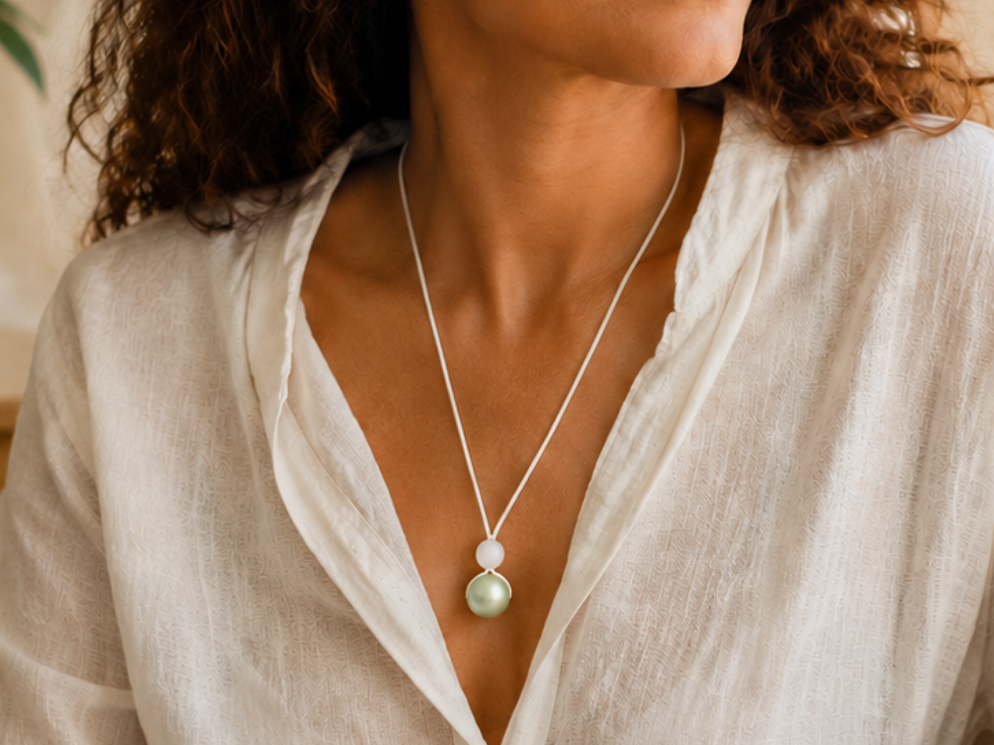 Collier silicone femme léger et chic Clara vert nacré porté