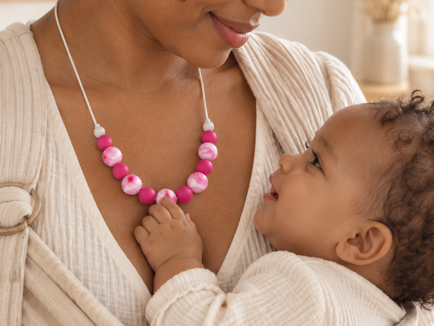 Collier femme tendance fleuri - Allaitement et portage | Flora porté par maman