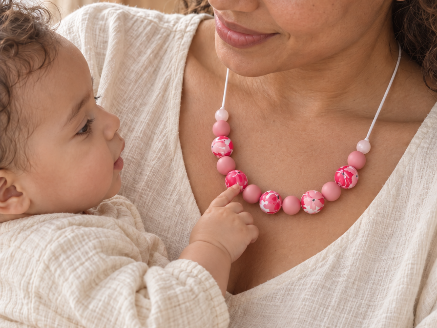 Collier silicone femme allaitement et portage - Maia hibiscus porté maman et bébé