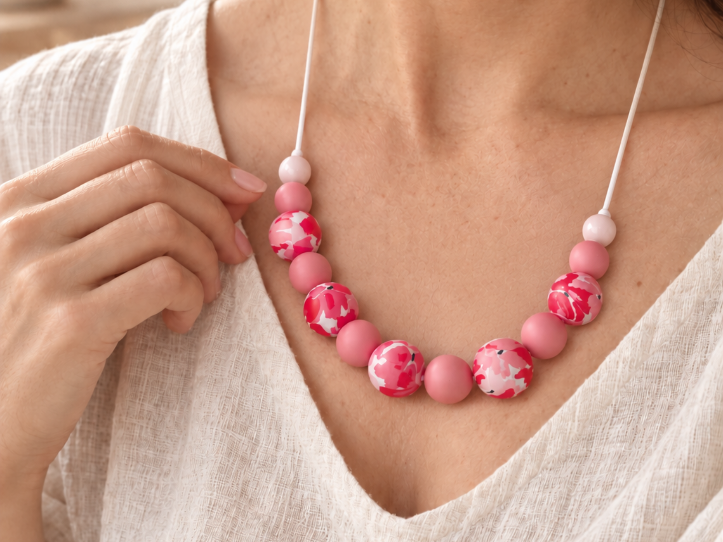 Collier silicone femme allaitement et portage - Maia hibiscus porté femme (1)
