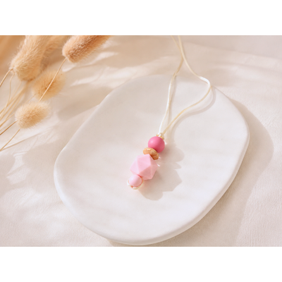 Collier femme silicone et bois Léonie mise en scène