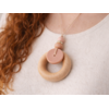Collier femme silicone et bois élégant Solène rose porté | Majolieperle