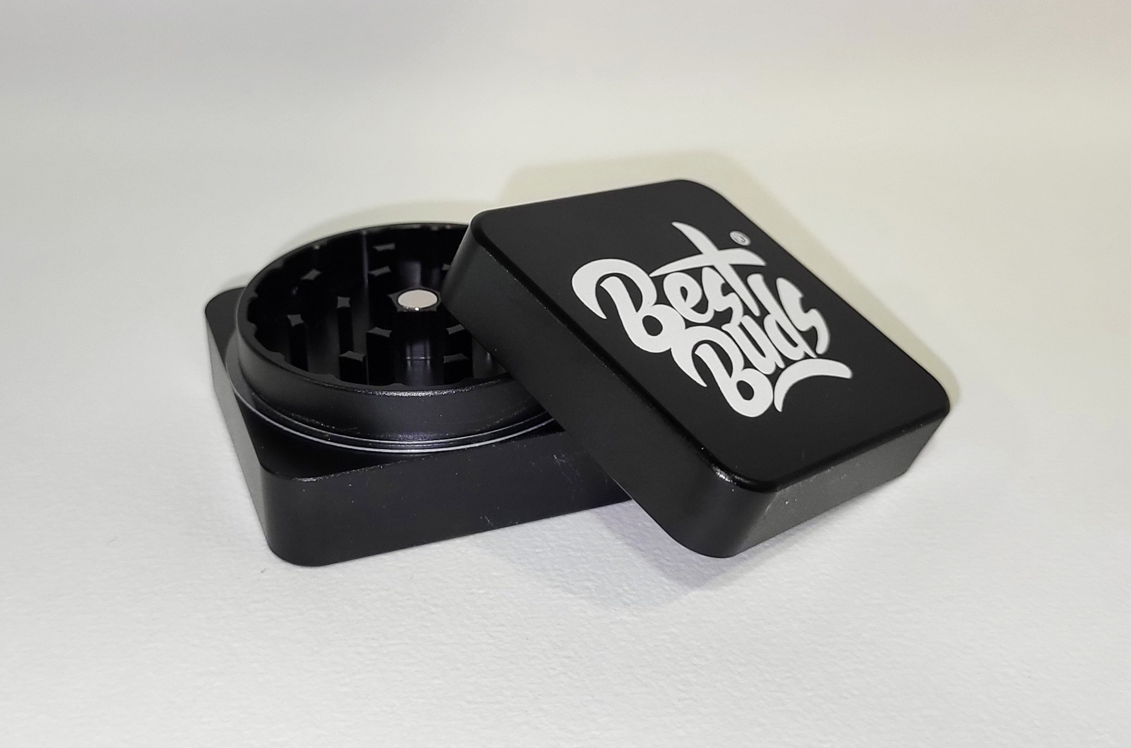 Grinder noir2 (1)