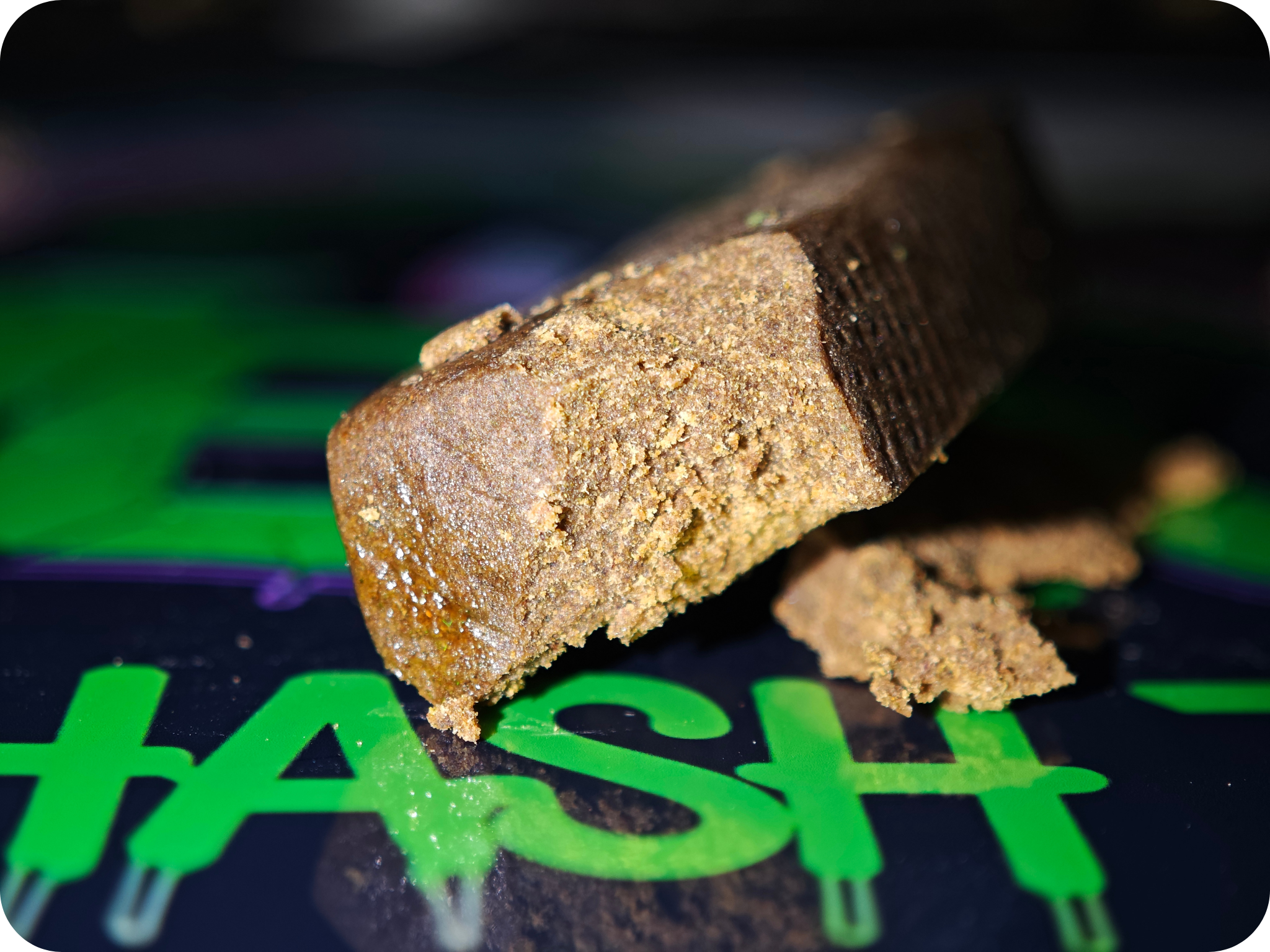 Mise en scène du Hash Venom THCA – Résine californienne légale avec accessoires, concentré puissant et 100 % naturel, riche en THCA.