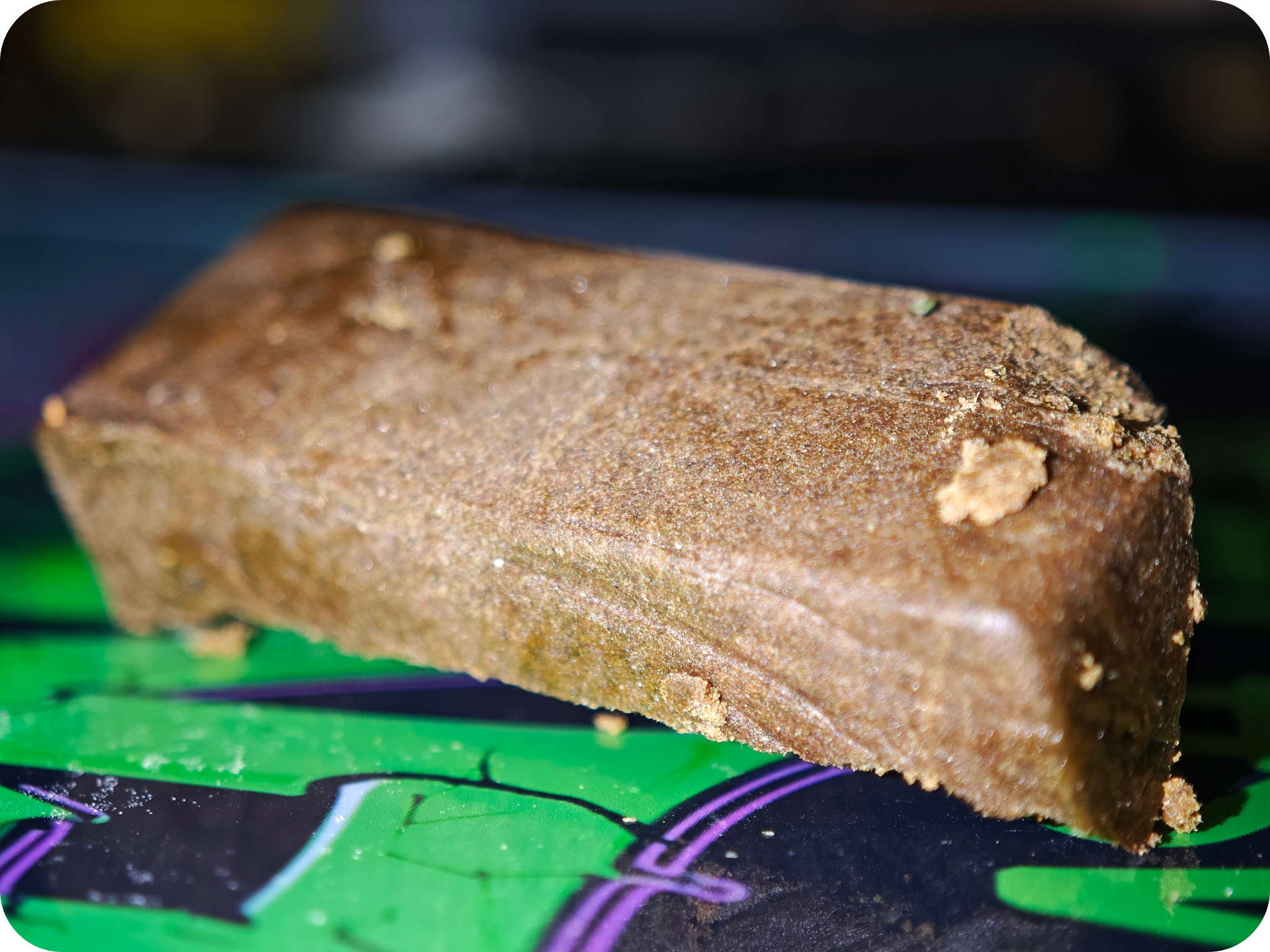 Zoom sur le Hash Venom THCA – Texture souple, non grasse, extraction naturelle haut de gamme, 35 à 39 % de THCA.
