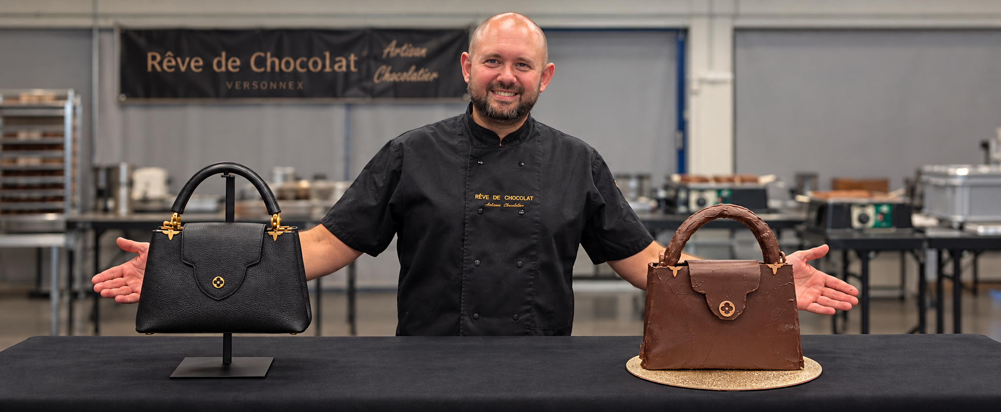chocolatier presentant son sac en chocolat